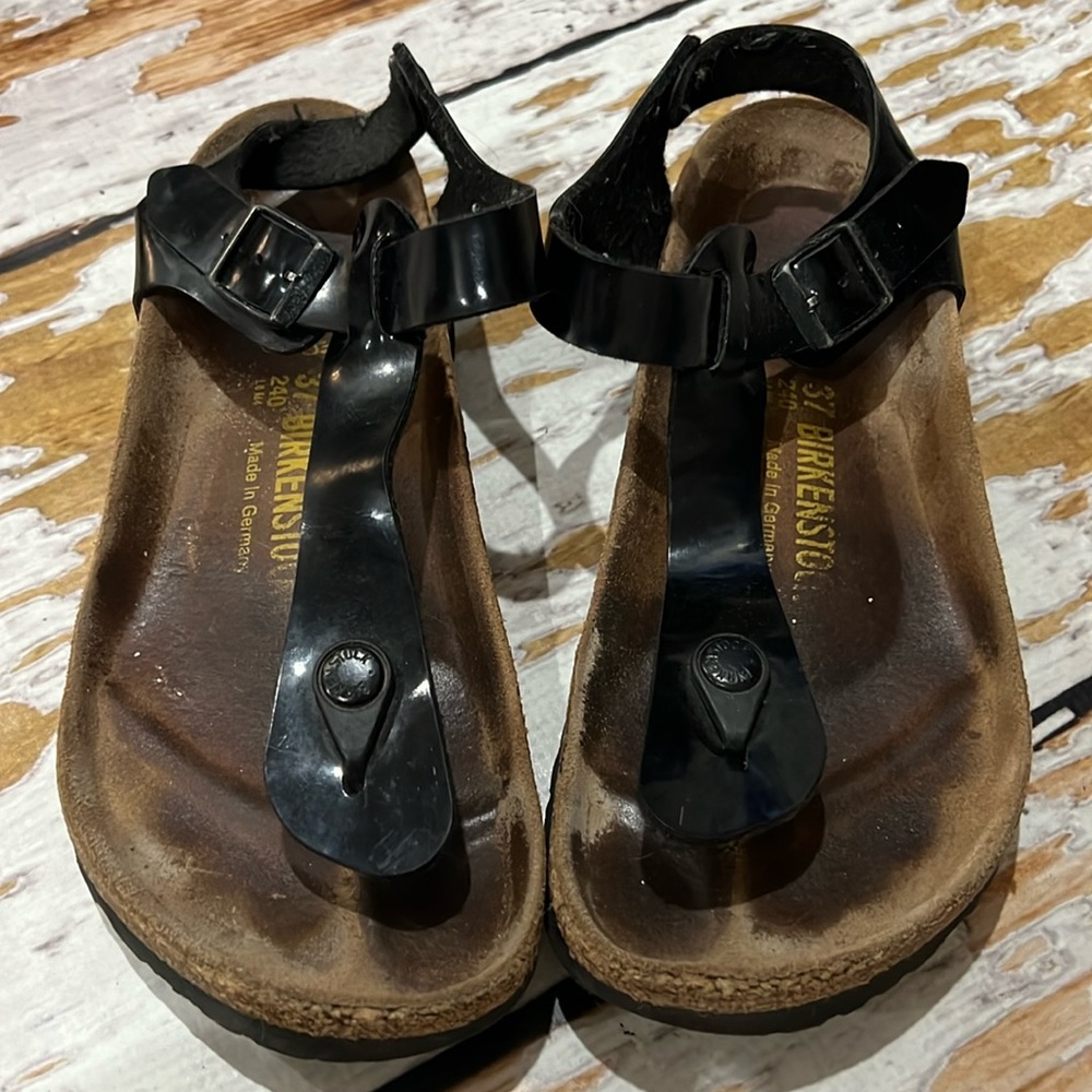 Birkenstock sandal. Size 37. I wear a 7 and they fit fine see photo.